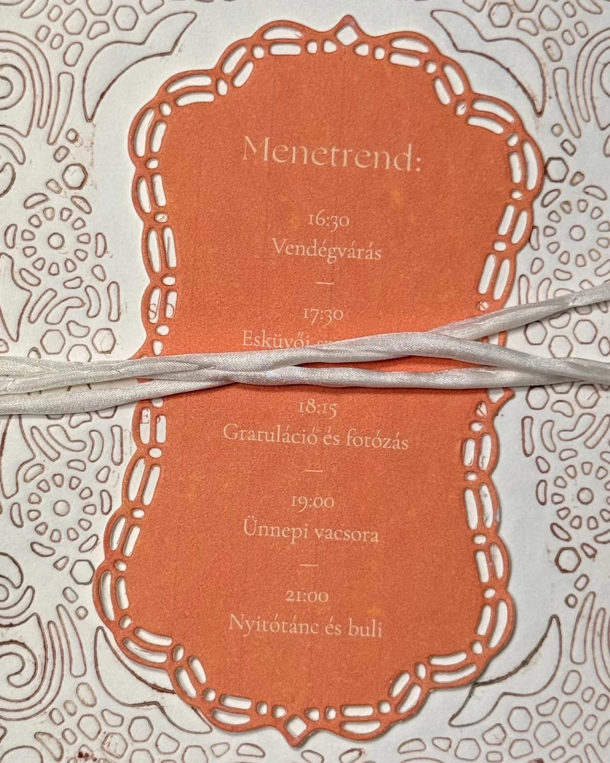 Narancs formavágott menetrendkártya